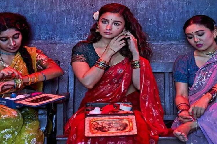 Gangubai Kathiawadi Review: Alia Bhatt เป็นเจ้าของการแสดงในโลกที่โหดเหี้ยมของ Sanjay Leela Bhansali